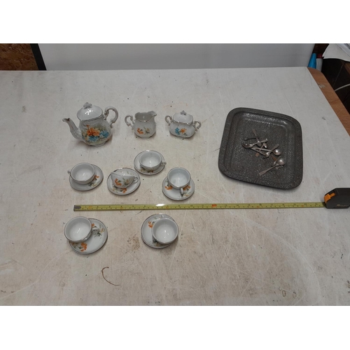 267 - Vintage tin tray and nursery tea set from early 20th century