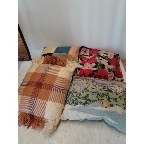 318 - 4 x vintage cushions