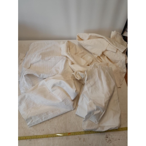 323 - Cotton bedspread and various pieces of cotton remnants