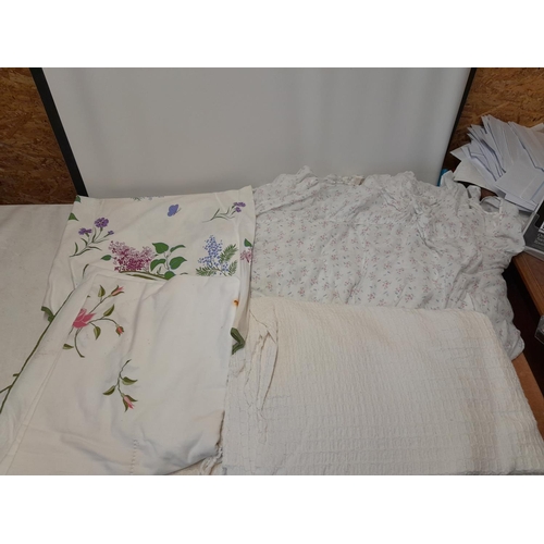 338 - Vintage textiles : wool bedspread, floral pattern cotton bed cover & 2 x floral print table covers