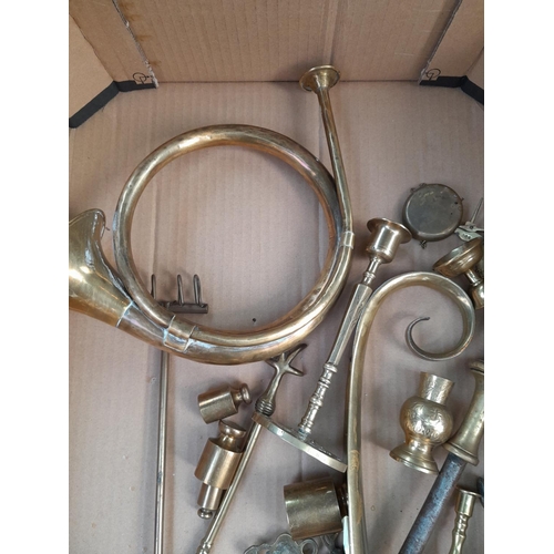 31 - Assorted vintage and other brass ware : horn, shoe horns, drug scales and weights etc.