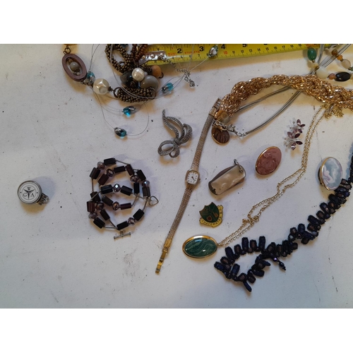 37 - assorted costume jewellery