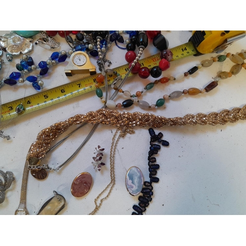 37 - assorted costume jewellery