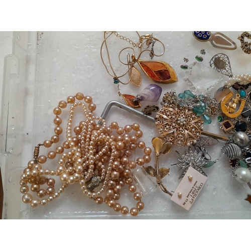 40 - Assorted costume jewellery