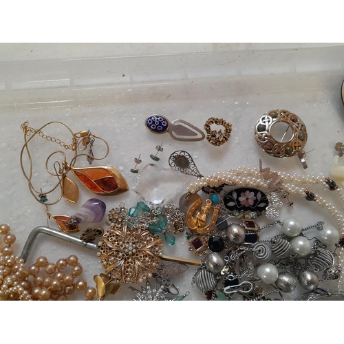 40 - Assorted costume jewellery