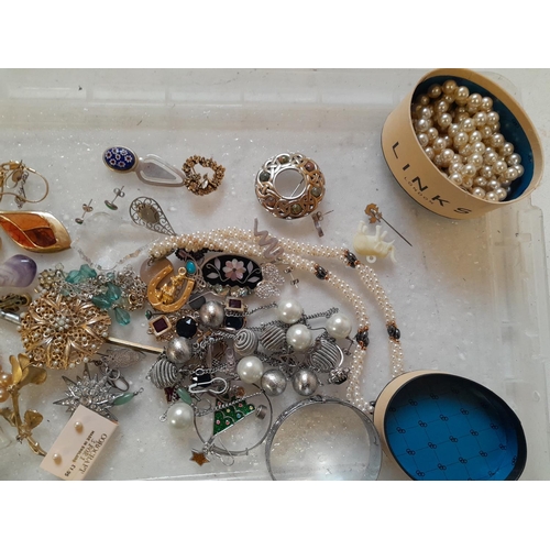 40 - Assorted costume jewellery