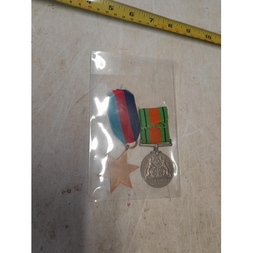 175 - Medals : World War II Defence & 1939 - 1945 Star