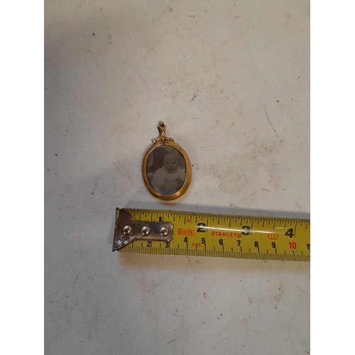 385 - 9 ct gold case photograph pendant