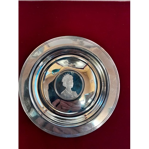 402 - Ltd Edition solid silver dish commemorating the Royal Lineage of QE II 272 / 1500 in box of issue wi... 