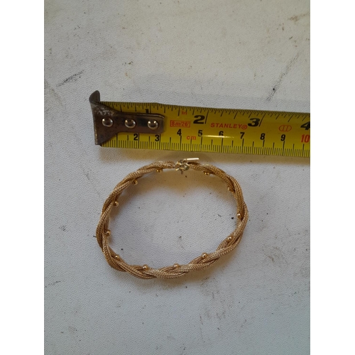 37 - An elegant 18 ct gold rope twist bracelet 24 g