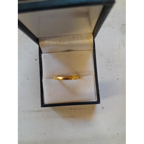 40 - 22 ct gold clearly hallmarked wedding band size R, 2.9 g