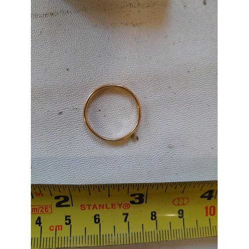 40 - 22 ct gold clearly hallmarked wedding band size R, 2.9 g