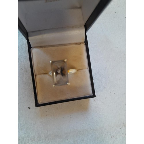 41 - 9 ct gold ring set with smokey lemon quartz type stone size S / T , 5.2 g