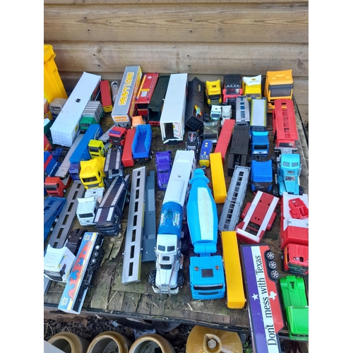 171 - Crate of play worn mainly plastic toy cars and lorries some die cast included