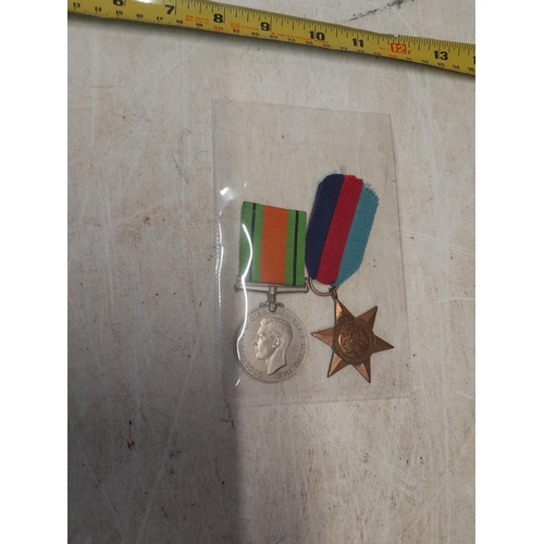 274 - Medals : World War II Defence & 1939 - 1945 Star