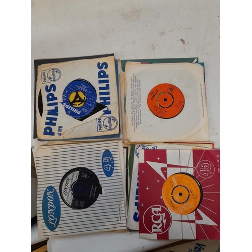 481 - Various vinyl record singles : commercial pop from 1960s onwards, promo included