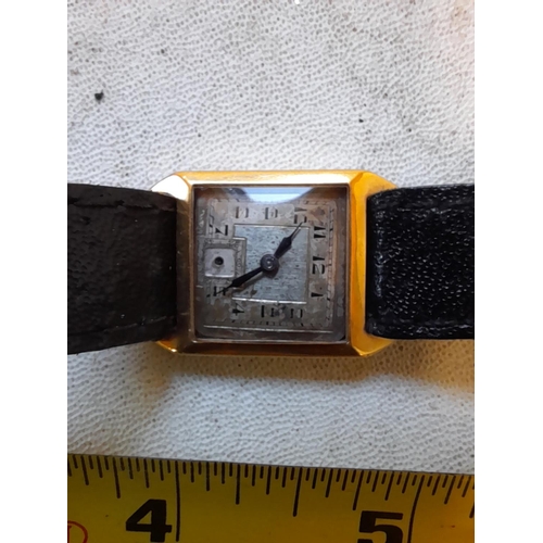 72 - Vintage Gents wristwatch for spares / repair in clearly hallmarked 18 ct gold case with leather stra... 