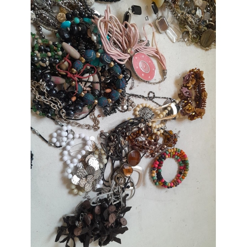 161 - Costume jewellery,