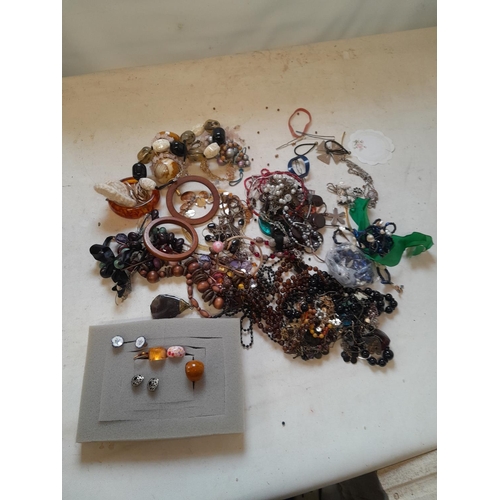 162 - Costume jewellery, rings etc.