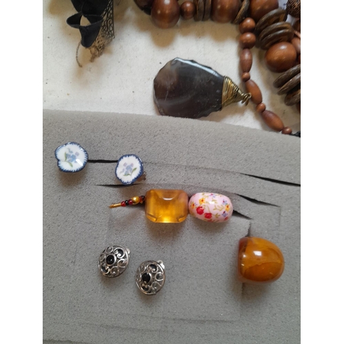 162 - Costume jewellery, rings etc.