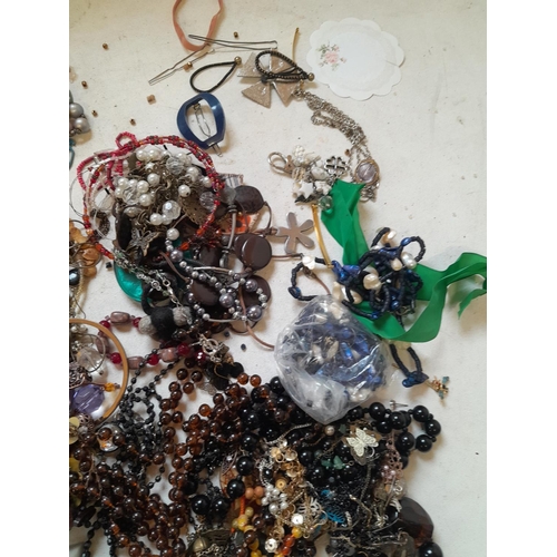 162 - Costume jewellery, rings etc.