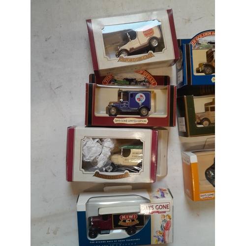 210 - Die cast toy cars : Lledo