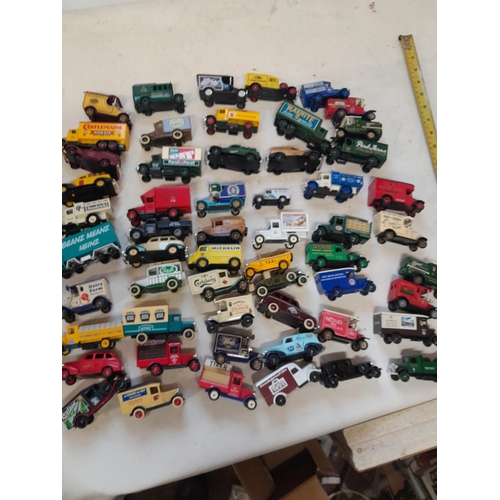 235 - Large array of unboxed die cast toy cars, advertising Lledo, and others, with some loose empty boxes