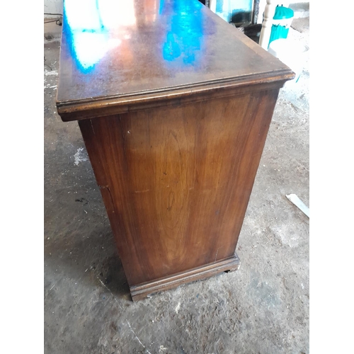 5 - Late 19th century walnut quarter veneered twin pedestal writing desk 114 cms x 44 cms x 80 cms (knee... 