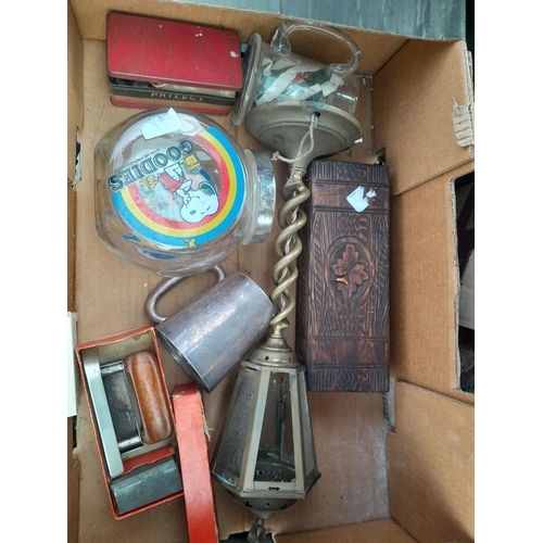 515 - Box of oddments : brass lamp, plated ware etc.