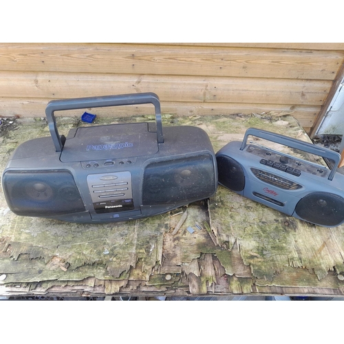 130 - 2 x portable stereos