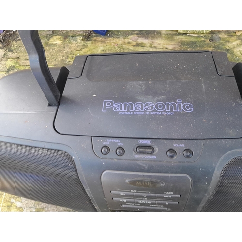 130 - 2 x portable stereos