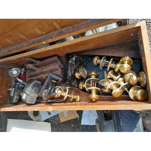 135 - Box of oddments : 2 x moulding planes, door handles etc.