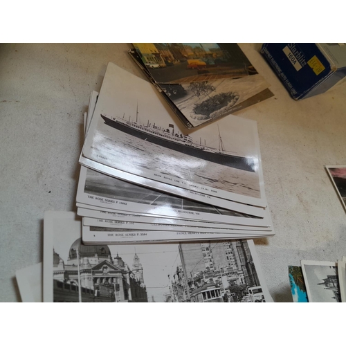 162 - Black and white and coloured postcards and series photograph all post 1950 world holiday destination... 