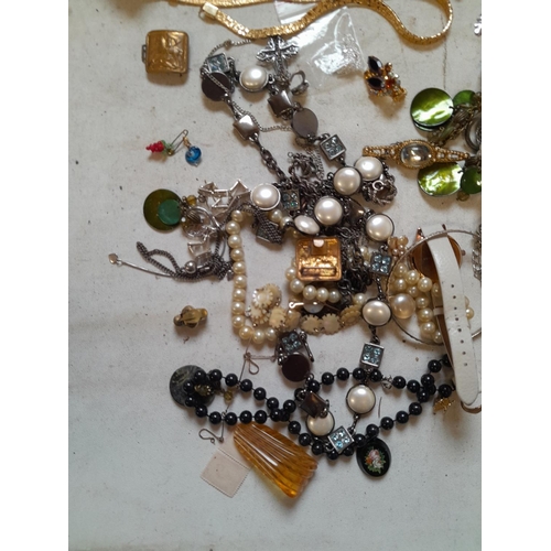 176 - Assorted costume jewellery, brass coin dishes etc