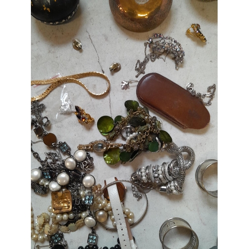 176 - Assorted costume jewellery, brass coin dishes etc