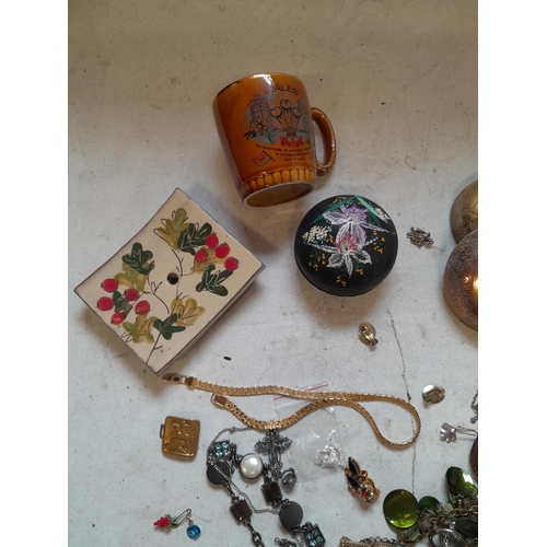 176 - Assorted costume jewellery, brass coin dishes etc