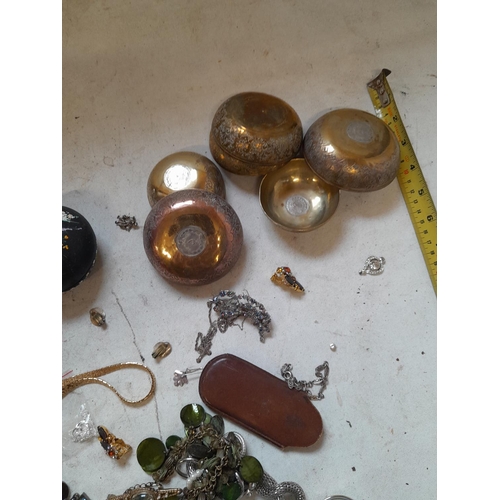 176 - Assorted costume jewellery, brass coin dishes etc