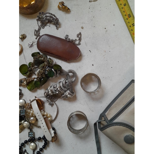 176 - Assorted costume jewellery, brass coin dishes etc