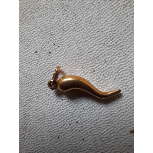 177 - 9 ct three colour gold necklace and pendant  6.8 g