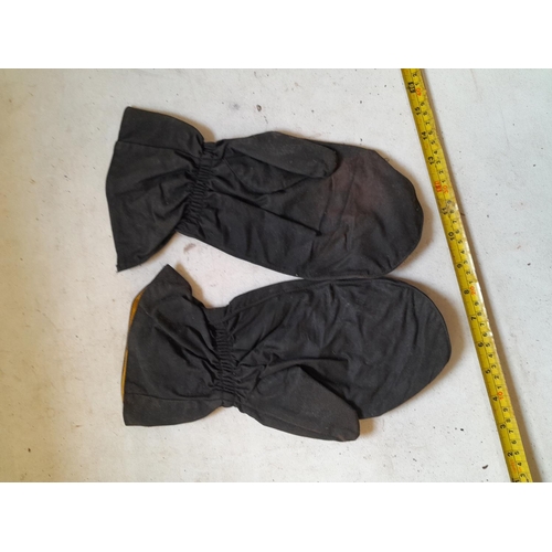 265 - Automobilia and motor bike interest : Pair of Belstaff waxed cotton Track Master mittens