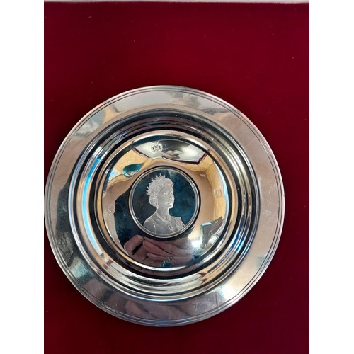366 - Ltd Edition solid silver dish commemorating the Royal Lineage of QE II 272 / 1500 in box of issue wi... 
