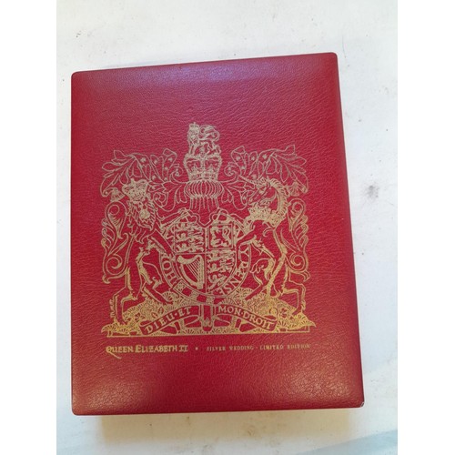 366 - Ltd Edition solid silver dish commemorating the Royal Lineage of QE II 272 / 1500 in box of issue wi... 