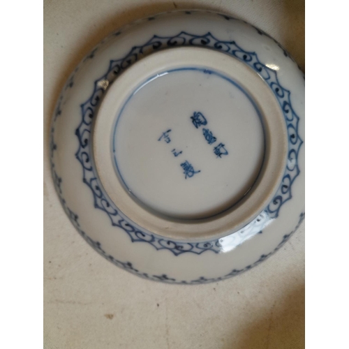 385 - Various pieces of antique and modern Japanese and Chinese ceramics