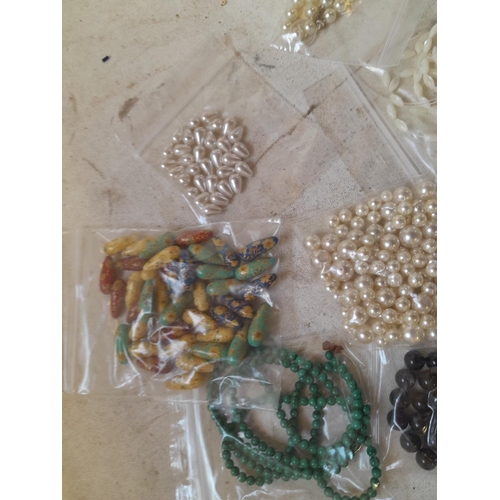 449 - Various beads ready for stringing : malachite, mother of pearl, pearls etc.