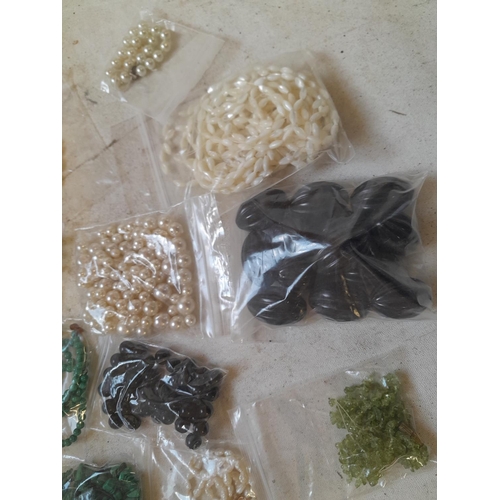 449 - Various beads ready for stringing : malachite, mother of pearl, pearls etc.