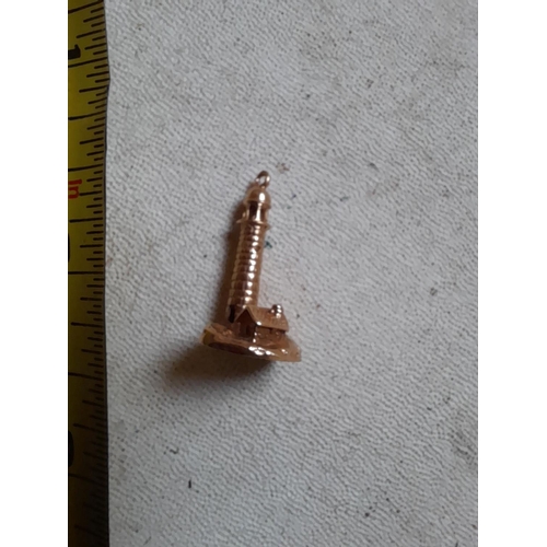 452 - 9 ct gold lighthouse charm 3.4 g