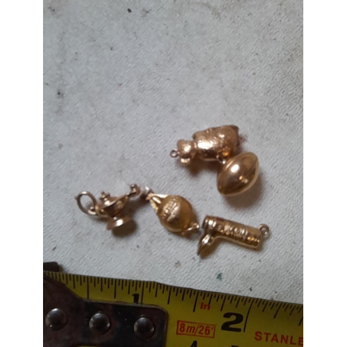 453 - Various 9 ct gold charms 3.2 g