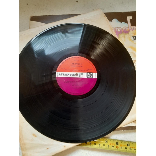 468 - 1 x vinyl record album : Led Zeppelin II Maroon / orange label, GF, plays with out jumps on £40 styl... 