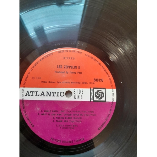 468 - 1 x vinyl record album : Led Zeppelin II Maroon / orange label, GF, plays with out jumps on £40 styl... 