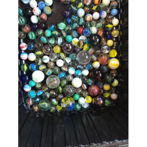 25 - Small collection of vintage marbles